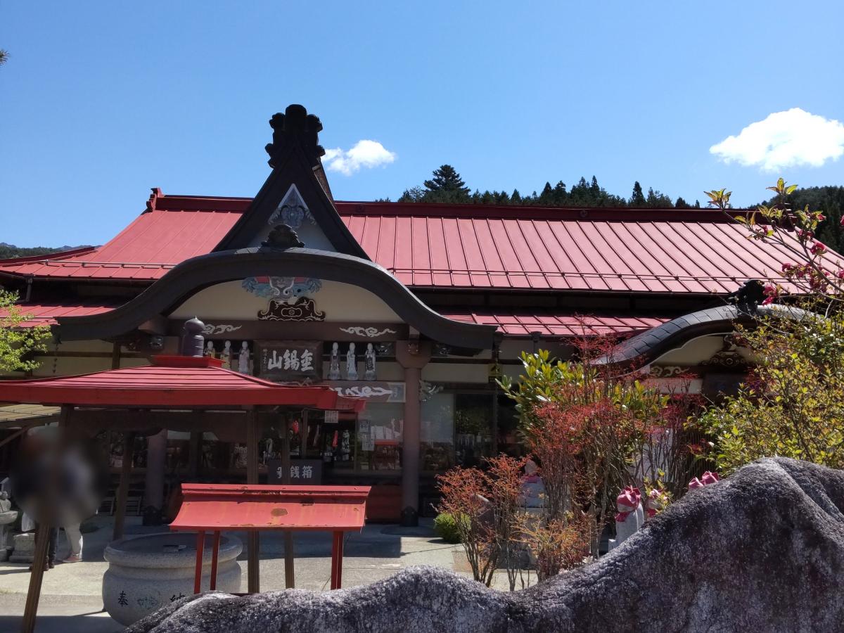 特集 鳥居と本殿の間の参道を線路が横切る 参拝のために踏切を渡る神社が岐阜にあった 不思議な作りの謎